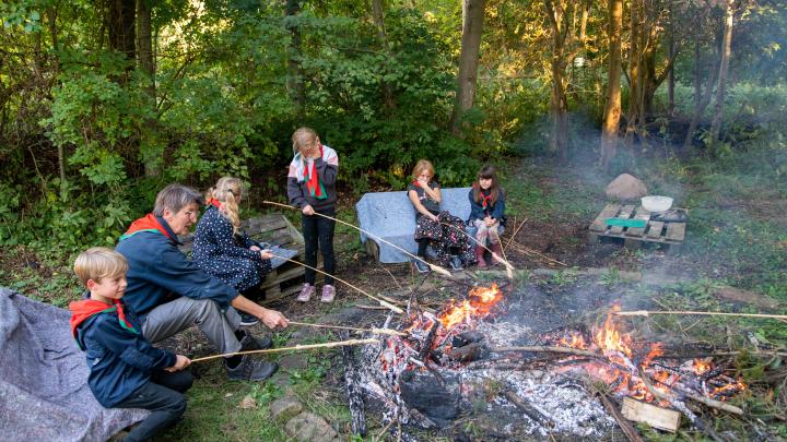 Mikroerne hygger omkring bål og laver snåbrød